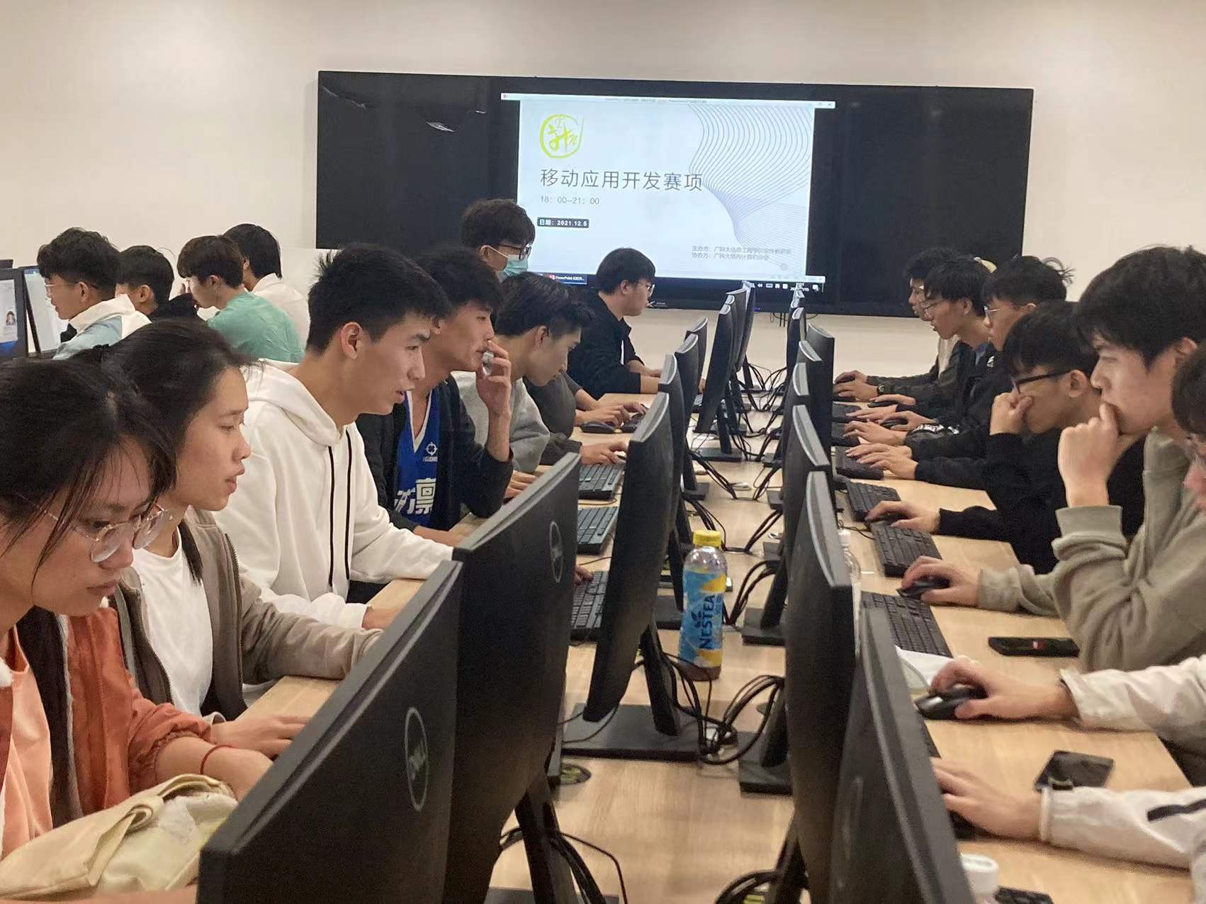 G:\02-广州科技职业技术学院\000 各种竞赛资料\00000 2021年10月技能竞赛报名表\188金宝搏真人体育校级竞赛方案\校级竞赛新闻稿报道+拍照现场照片\（修改后）软件教研室+校级竞赛+总结-成绩-图片等（卢爱芬）\竞赛现场拍照图片\校级移动应用开发赛项图片\4797df693ae1d2e3d123d47992cef43.jpg
